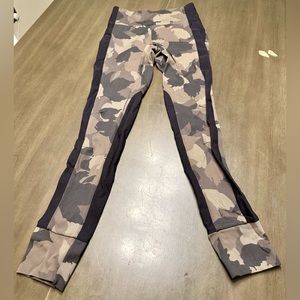 Athleta Essex Hybrid Camo Tight Legging Pants Olive/Black Camo Zip Pockets-XS